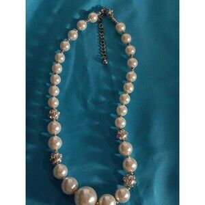 Beautiful Pearl Fashion Necklace 16ins long.